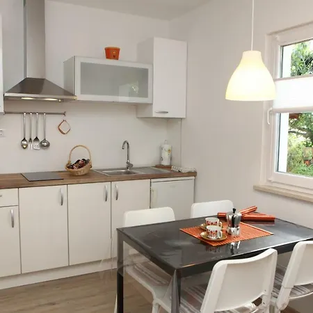 Fully Furnished Studio A/c Wifi Map 아파트 *